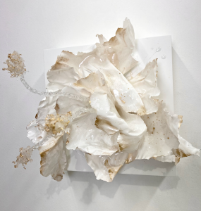 Swan III<br />
Resin, metallic paint, wood<br />
12 x 12