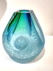 Spring Vase Green LG<br />
Hand cast, chiselled, and carved crystal<br />
9 x 7 x 7
