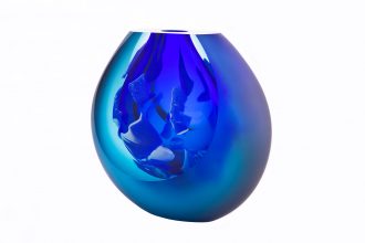 Ocean Tides<br />
Hand blown, chiseled, and carved crystal<br />
7.5 x 8 x 4.5